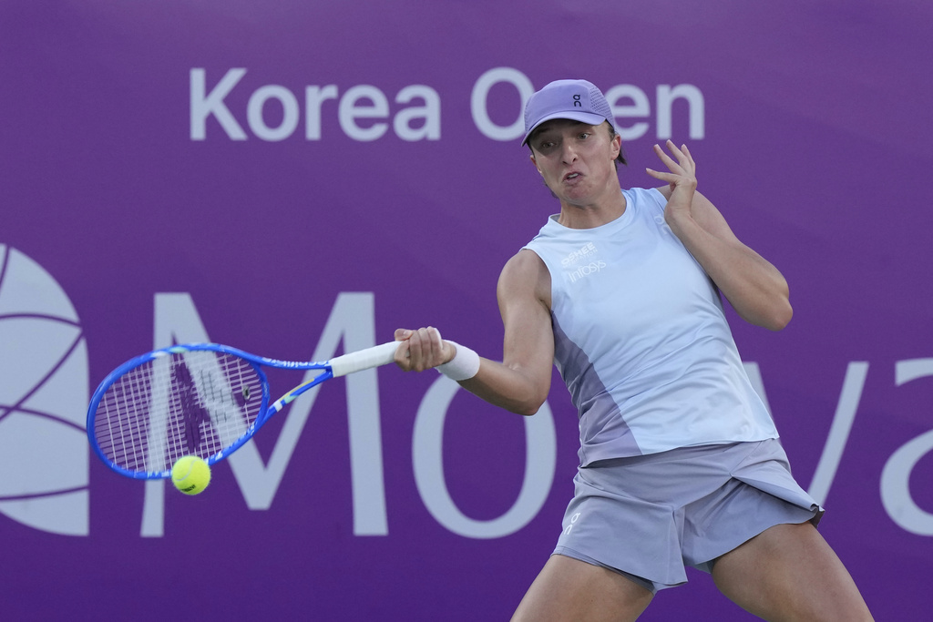 Iga Swiatek of Poland returns a shot to Ekaterina Alexandrova of Russia during the final match of the Korea Open tennis championships at Seoul Olympic Park Tennis Center in Seoul, South Korea, Sunday, Sept. 21, 2025. (AP Photo/Ahn Young-joon)