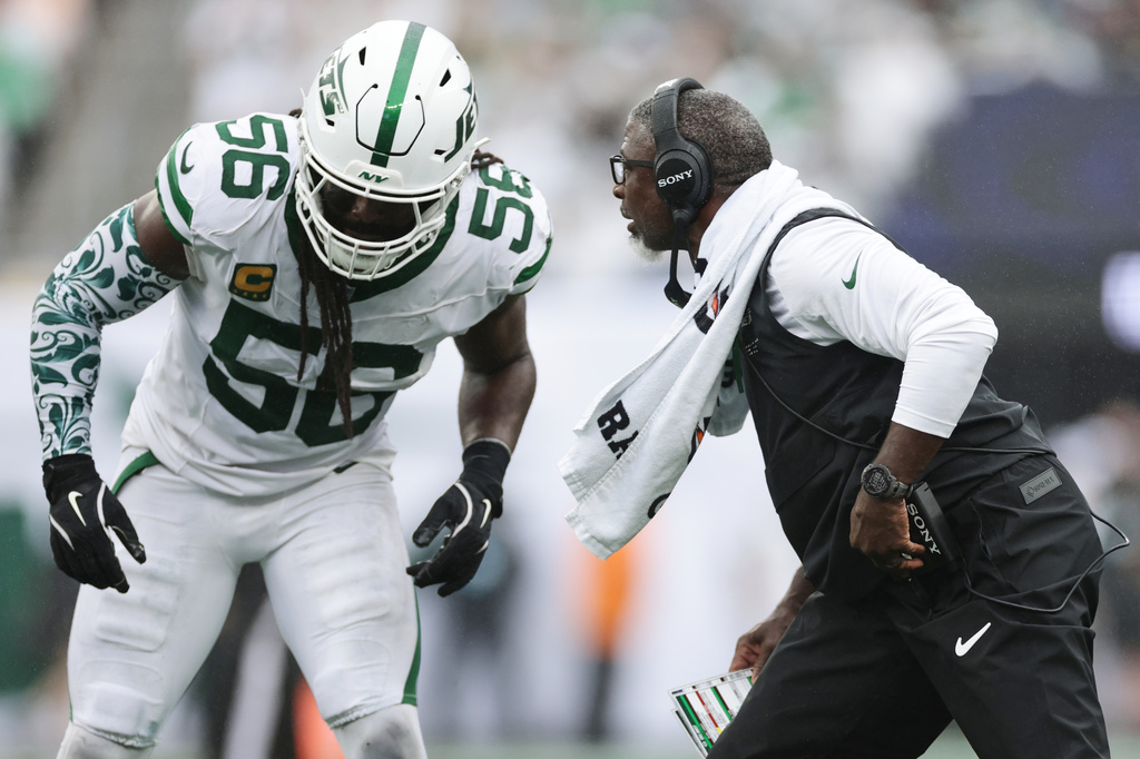 New York Jets head coach Aaron Glenn, right, talks to Jets outside linebacker Demario Davis (56) during an NFL football game against the Green Bay Packers in East Rutherford, N.J., Sunday, Sept. 20, 2026. (AP Photo/Adam Hunger)