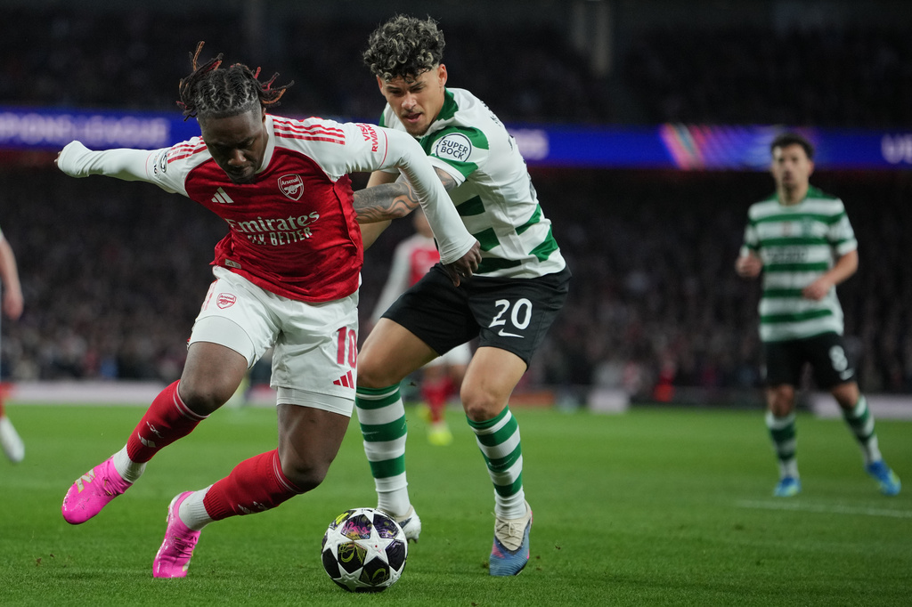 Arsenal's Eberechi Eze, left, and Sporting's Maximiliano Araujo pfp during the UEFA Champions League second leg quarterfinal soccer match between Arsenal and Sporting in London, England, Wednesday, April 15, 2026. (AP Photo/Kin Cheung)