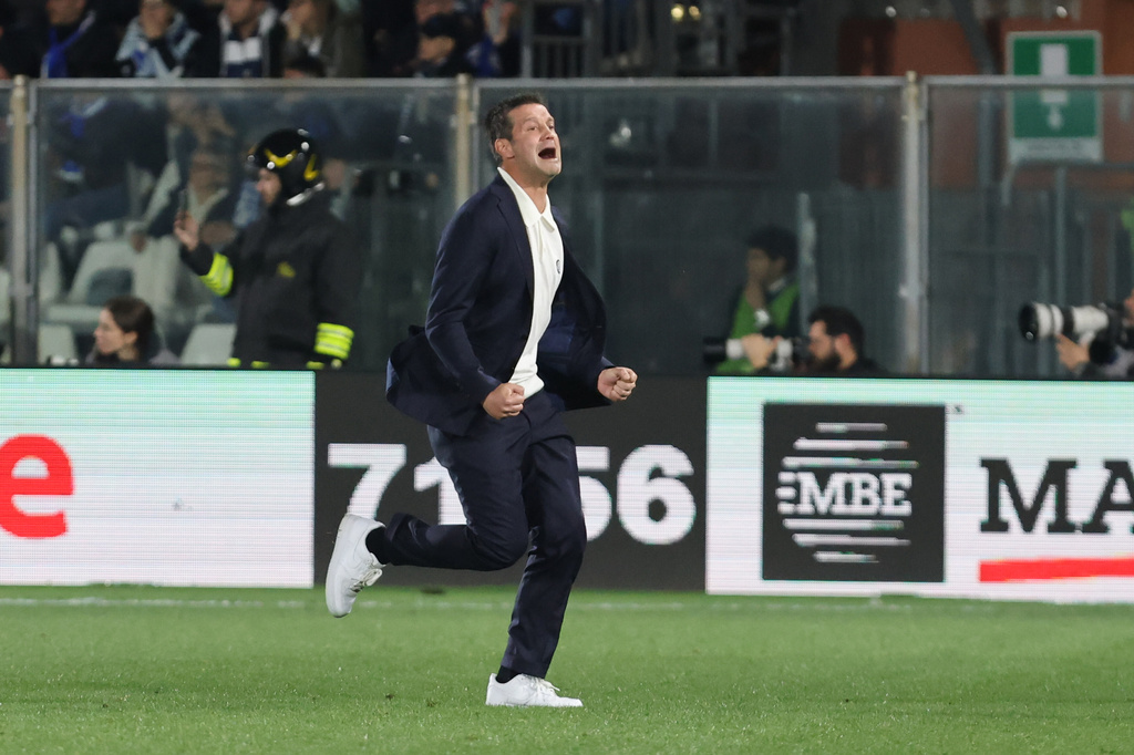 Inter Milan's head coach Cristian Chivu celebrates during the Serie A soccer match between Como and Inter, in Como, Italy, Sunday, April 12, 2026. (Antonio Saiai/LaPresse via AP)