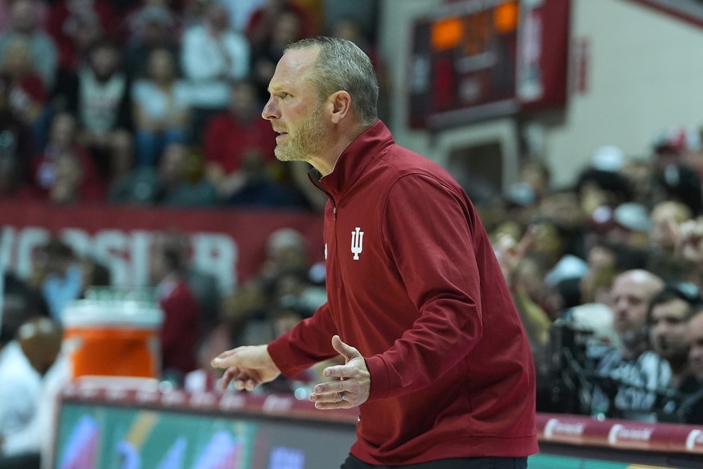 Indiana head coach Darian Devries questions a call during the first half of an NCAA college basketball game against Alabama A&M, Wednesday, Nov. 5, 2025, in Bloomington, Ind. (AP Photo/Darron Cummings)