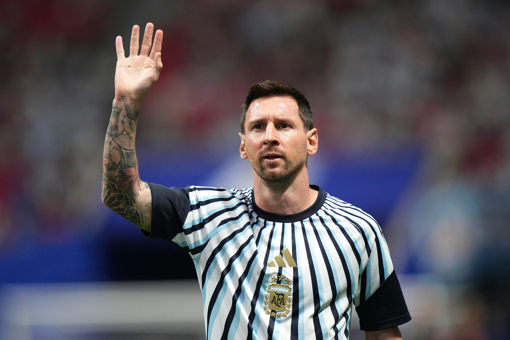 Argentina's Lionel Messi (10) waves to the fans before the start of the World Cup round of 16 soccer match between Argentina and Egypt in Atlanta, Tuesday, July 7, 2026. (AP Photo/Jacob Kupferman)