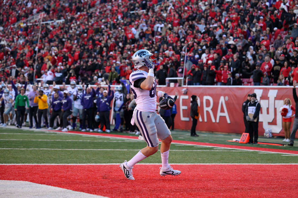 Kansas State tight end Garrett Oakley puts his hand to his ear after scoring a touchdown during the second half of an NCAA college football game against Utah, Saturday, Nov. 22, 2025, in Salt Lake City. (AP Photo/Tyler Tate)