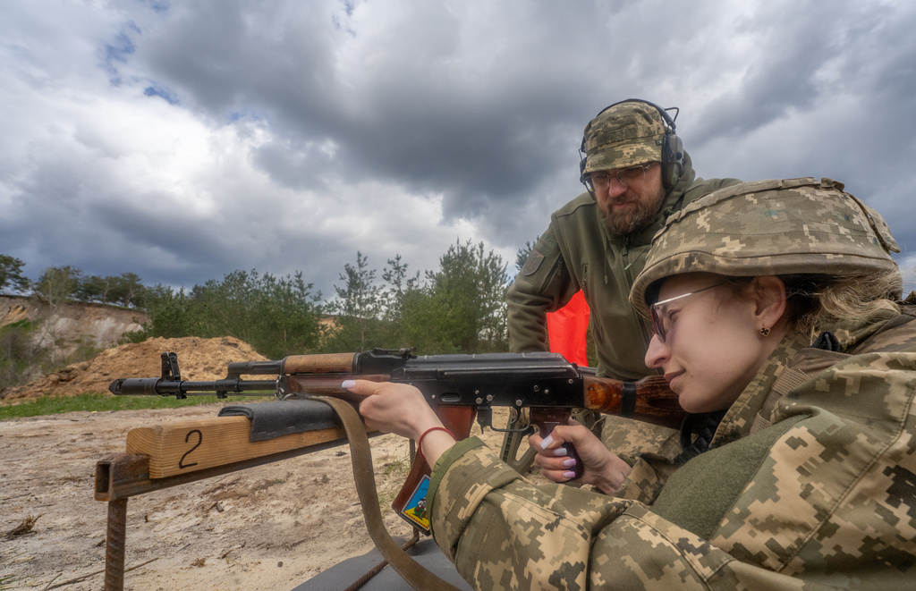 Local residents practice military skills at a training ground near the frontline town of Izium in the Donetsk region, Ukraine, Wednesday, April 29, 2026. (AP photo/Andrii Marienko)