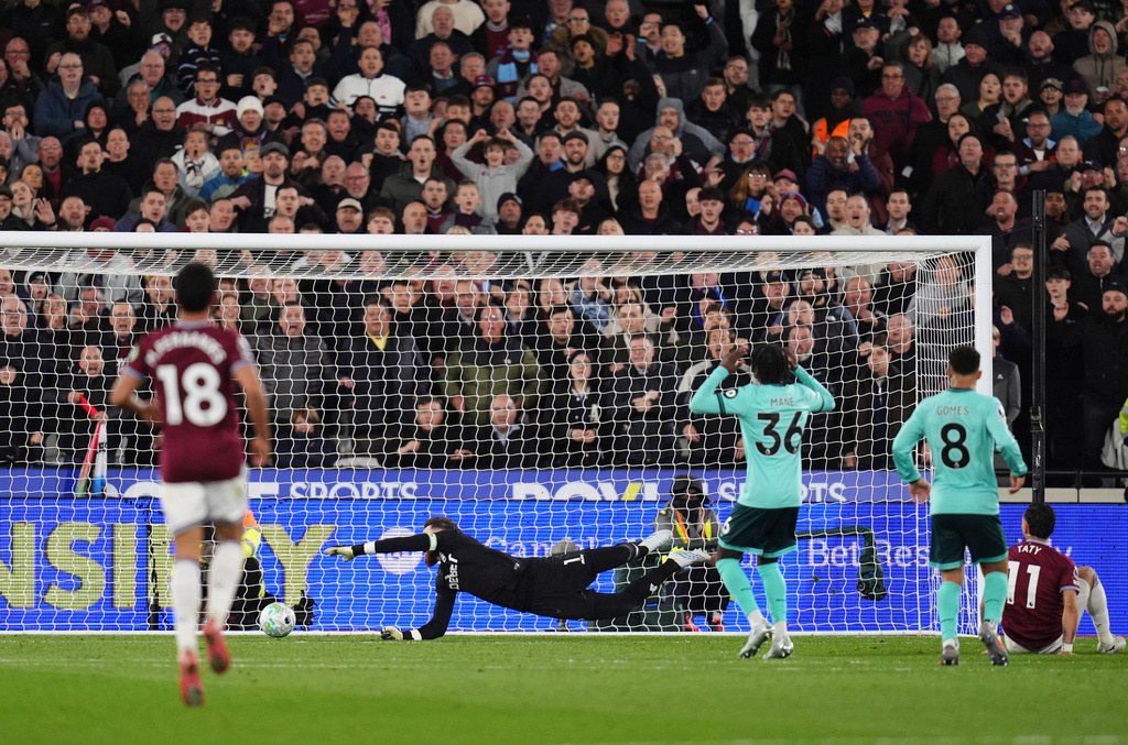 West Ham United's Taty Castellanos scores their side's second goal of the game during their English Premier League soccer match against Wolverhampton Wanderers in London, Friday, April 10, 2026. (John Walton/PA via AP)