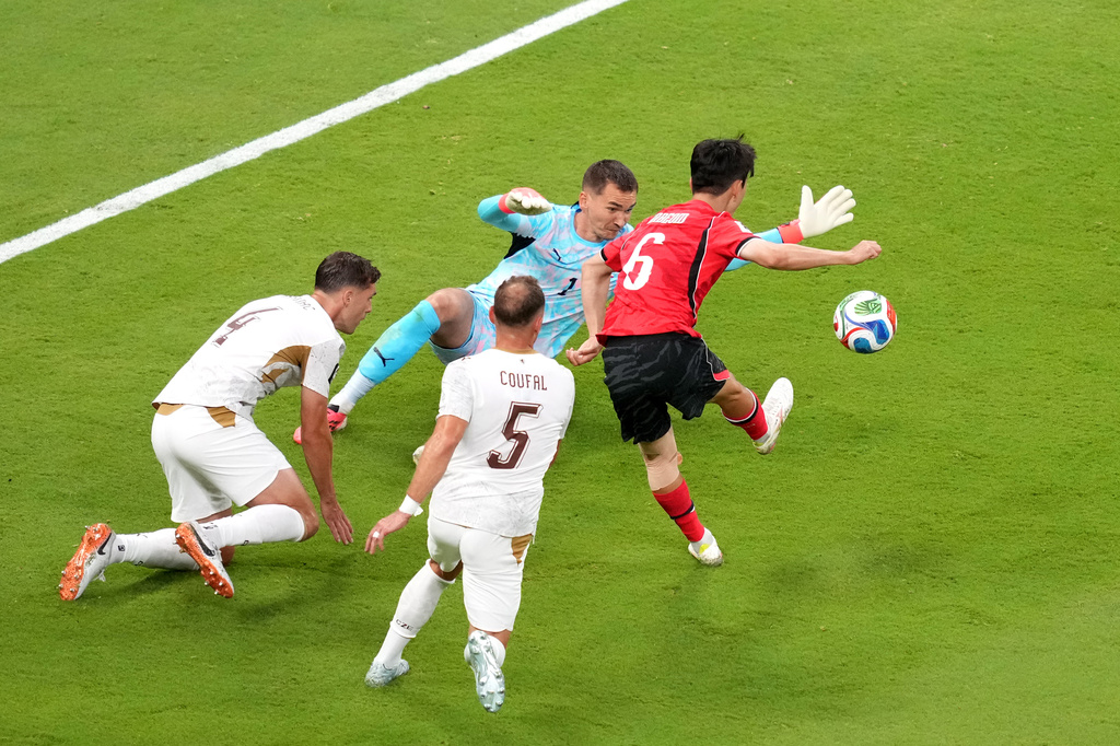 South Korea's Hwang In-beom, right, shoots and scores a goal against Czechia goalkeeper Matej Kovar during the World Cup Group A soccer match between South Korea and Czechia in Zapopan, near Guadalajara, Mexico, Thursday, June 11, 2026. (AP Photo/Moises Castillo)