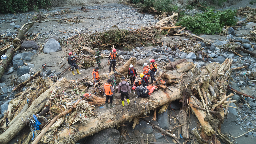 Rescuers search for flood victims in Tanah Datar, West Sumatra, Indonesia, Sunday, Nov. 30, 2025. (AP Photo/Nazar Chaniago)