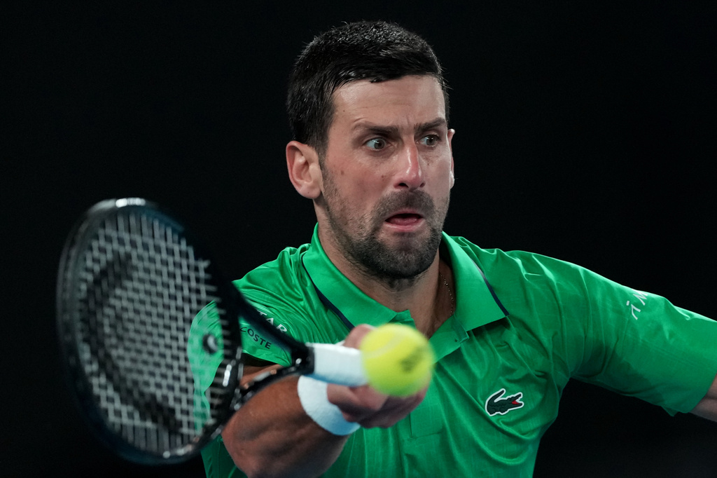 El serbio Novak Djokovic ejecuta una devolución de derecha ante el español Carlos Alcaraz durante la final individual masculina del campeonato de tenis del Abierto de Australia en Melbourne, Australia, el domingo 1 de febrero de 2026. (Foto AP/Aaron Favila, archivo)