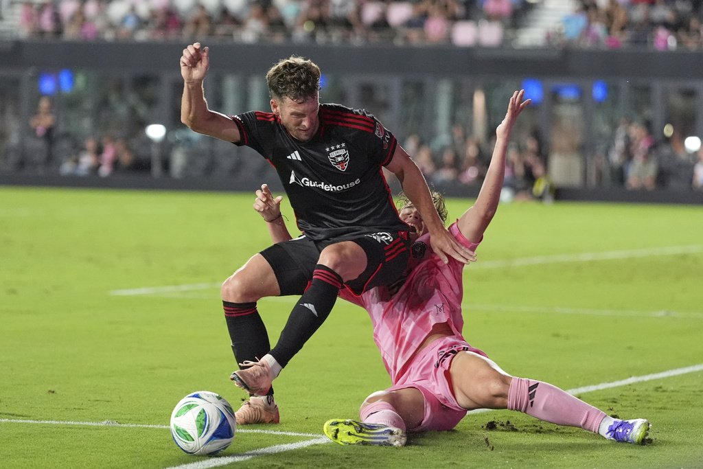 D.C. United defender Conner Antley, left, clashes with Inter Miami forward Mateo Silvetti during the second half of an MLS soccer match, Saturday, Sept. 20, 2025, in Fort Lauderdale, Fla. (AP Photo/Rebecca Blackwell)
