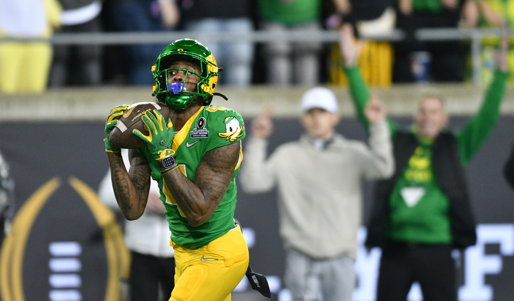 Oregon wide receiver Malik Benson catches a touchdown pass against James Madison during the first half in the first round of the NCAA College Football Playoff, Saturday, Dec. 20, 2025, in Eugene, Ore. (AP Photo/Mark Ylen)