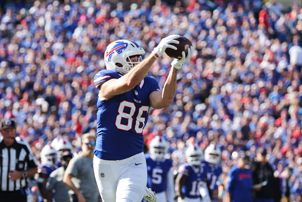 Buffalo Bills tight end Dalton Kincaid (86) pulls in a touchdown pass against the New Orleans Saints in the second half of an NFL football game, Sunday, Sept. 28, 2025, in Orchard Park, N.Y. (AP Photo/Jeffrey T. Barnes)