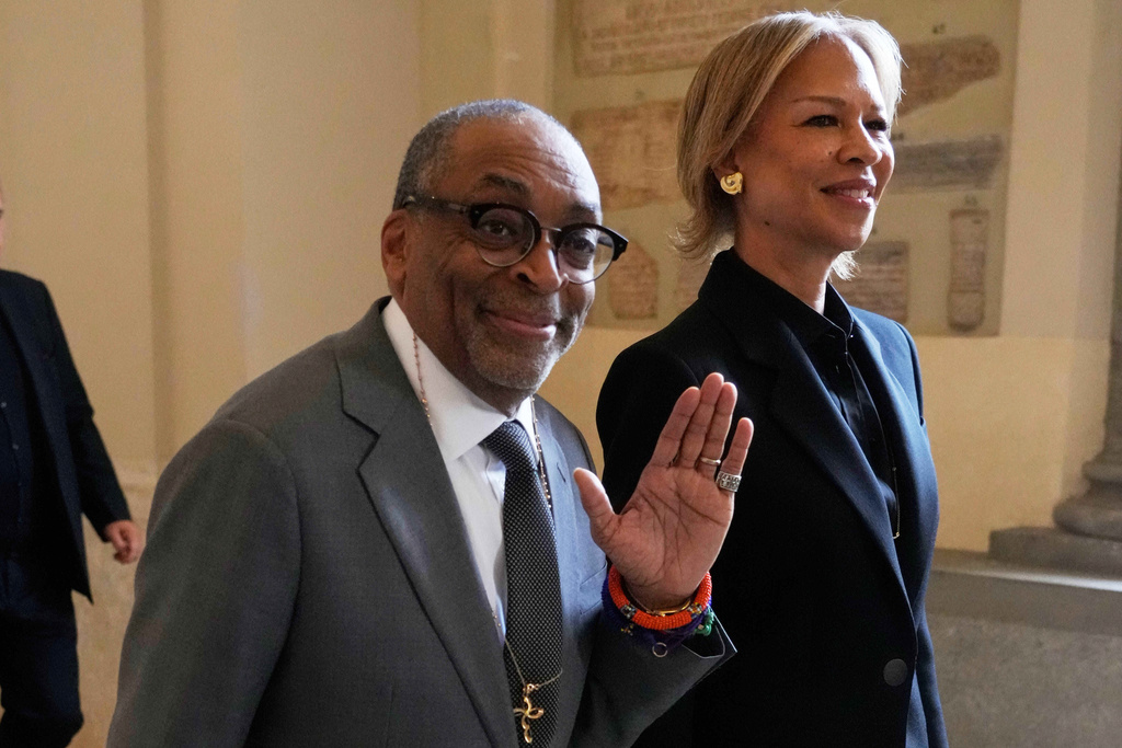 Film Director Spike Lee and his wife Tonya Lewis Lee leave at the end of an audience of Pope Leo XIV with actors and directors from the cinema, at the Vatican, Saturday, Nov. 15, 2025. (AP Photo/Gregorio Borgia)