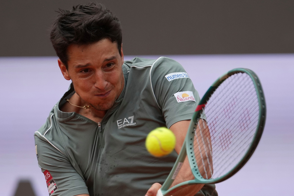 Luciano Darderi of Italy returns a ball to Casper Ruud of Norway during their semifinal match at the Italian Open tennis tournament in Rome, Friday, May 15, 2026. (AP Photo/Andrew Medichini)