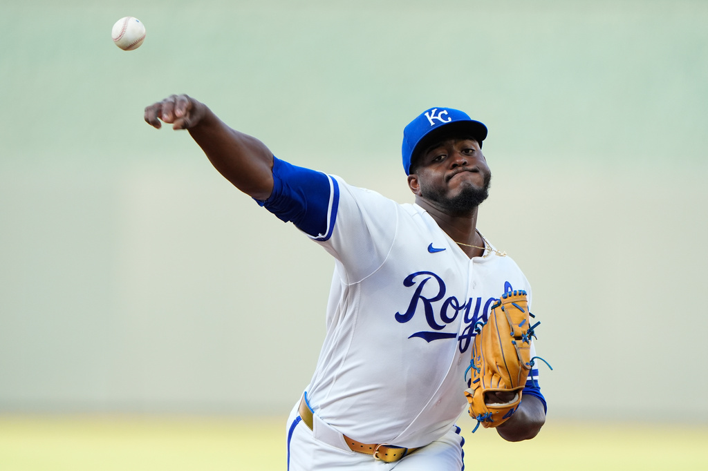 Kansas City Royals starting pitcher Luinder Avila throws during the first inning of a baseball game against the San Francisco Giants, Tuesday, July 21, 2026, in Kansas City, Mo. (AP Photo/Charlie Riedel)