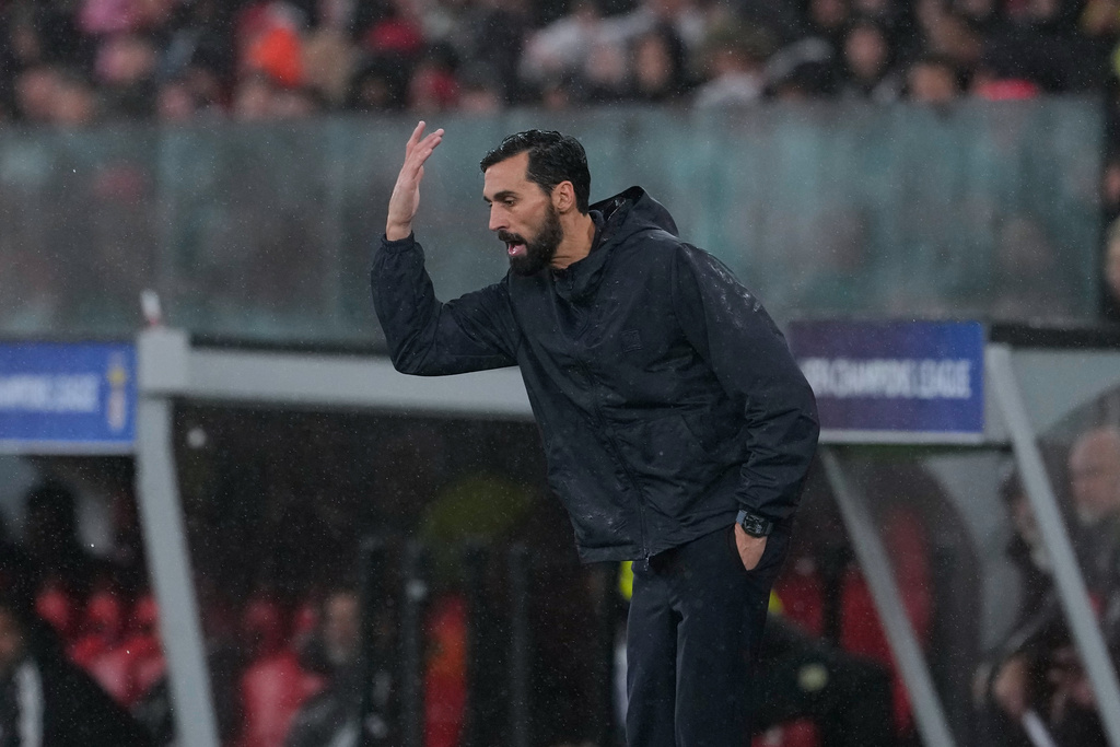 Real Madrid's head coach Alvaro Arbeloa gestures during a Champions League opening phase soccer match between Benfica and Real Madrid, in Lisbon, Wednesday, Jan. 28, 2026. (AP Photo/Armando Franca)