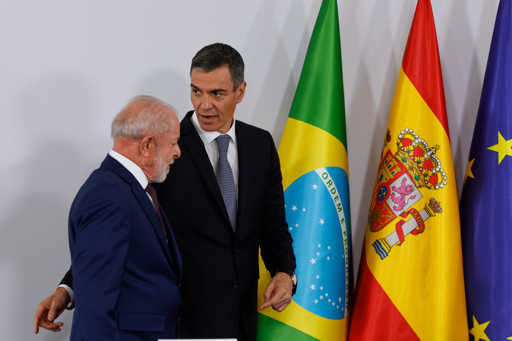 Spain's Prime Minister Pedro Sanchez, right, gestures next to Brazil's President Luiz Inacio Lula da Silva during a Spain-Brazil summit in Barcelona, Spain, Friday, April 17, 2026. (AP Photo/Joan Monfort)