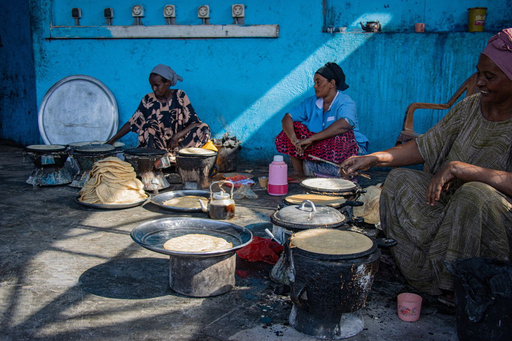 This photo released by the International Organization for Migration (IOM) shows the IOM staff cook meals for displaced Yemenis at IOM Migration Response Center in Obock, Djibouti, Monday, Sept. 14, 2026. (Mylaèle Negga/IOM via AP) CAPTION CORRECTION: IOM staff cook meals for displaced Yemenis at IOM Migration Response Center, instead of displaced Yemenis at the Markazi site.