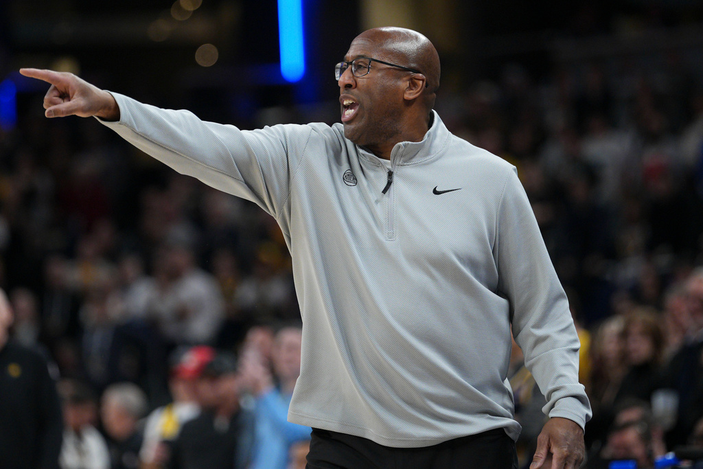 New York Knicks head coach Mike Brown calls to his team from the sideline during the second half of an NBA basketball game against the Indiana Pacers in Indianapolis, Thursday, Dec. 18, 2025. (AP Photo/AJ Mast)