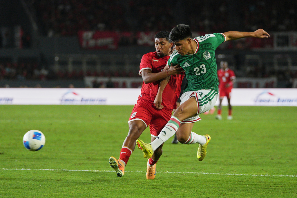 Mexico's Jesus Gallardo, right, shoots as Panama's Luis Asprilla defends during an international friendly soccer match in Panama City, Thursday, Jan. 22, 2026. (AP Photo/Agustin Herrera)