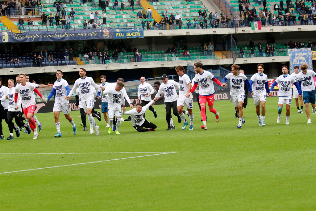 Como's players celebrate their 1-0 win at the end of the Serie A soccer match between Hellas Verona and Como, in Verona, Italy, Sunday, May 10, 2026. (Paola Garbuio/LaPresse via AP)