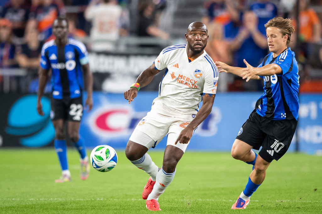 FC Cincinnati midfielder Brian Anunga, front left, controls the ball as CF Montréal midfielder Bryce Duke (10) defends during the second half of an MLS soccer match, Saturday, Oct. 18, 2025, in Cincinnati. (AP Photo/Tanner Pearson)