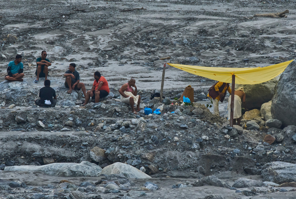 Nepalese people perform religious rituals on the bank of Trishuli river at Dunge, Nuwakot, Nepal, Wednesday, Sept. 23, 2026. (AP Photo/Niranjan Shrestha)