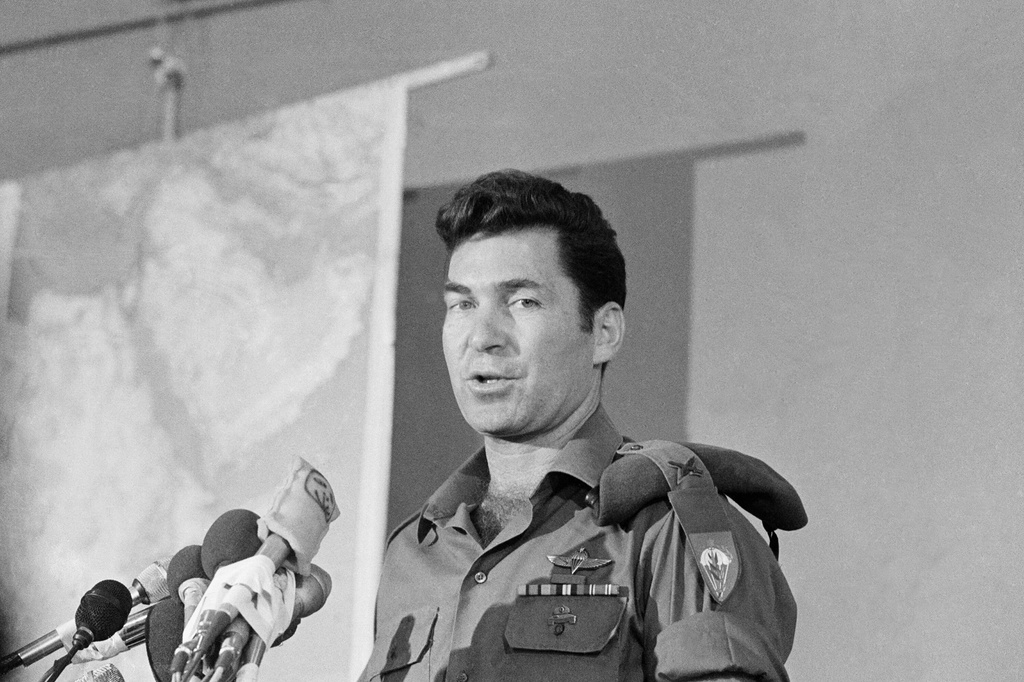 FILE - Israeli Brigadier Dan Shomron, who led Sunday's commando raid into Uganda's Entebbe Airport, speaks in Tel Aviv about how he and his men rescued hostages who were held for a week by pro-Palestine hijackers aboard an Air France plane, July 4, 1976. (AP Photo/Castro, File)