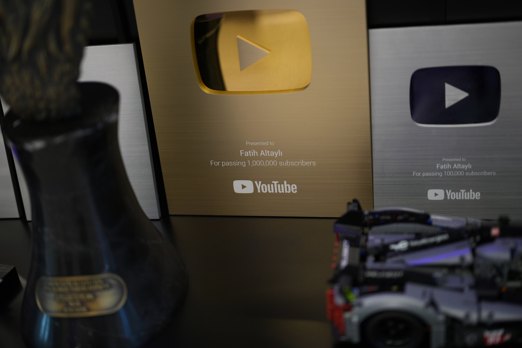 Plaques are displayed at the Teke Tek Medya news agency where imprisoned Turkish journalist Fatih Altayli continues to deliver comments on his YouTube show through letters read by his assistant, in Istanbul, Wednesday, Oct. 1, 2025. (AP Photo/Francisco Seco)