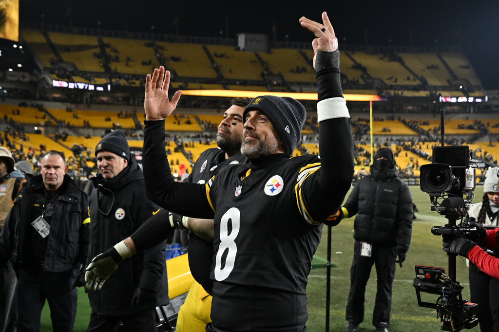Pittsburgh Steelers quarterback Aaron Rodgers reacts to the crowd after an NFL football game against the Baltimore Ravens, Sunday, Jan. 4, 2026, in Pittsburgh. (AP Photo/Justin Berl)