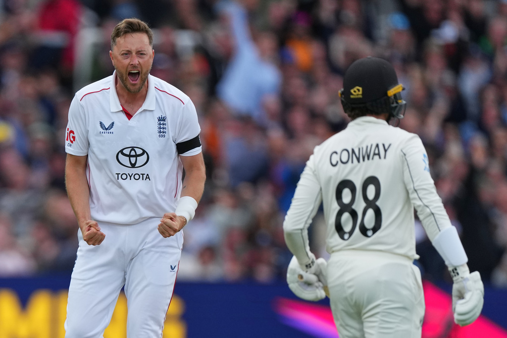 England's Ollie Robinson celebrates taking the wicket of New Zealand's Devon Conway during the first day of the test match between England and New Zealand at Lord's cricket ground in London, Thursday, June 4, 2026. (AP Photo/Kirsty Wigglesworth)