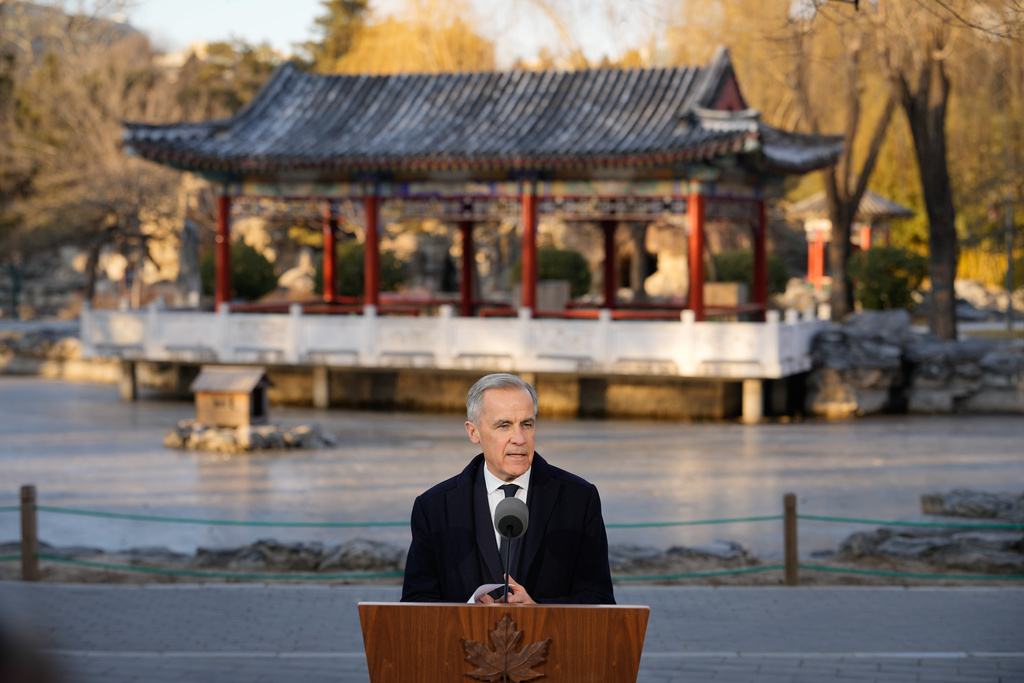 El primer ministro de Canadá, Mark Carney, habla con los medios en el Parque Ritan en Pekín, China, el viernes 16 de enero de 2026. (Foto AP/Vincent Thian)