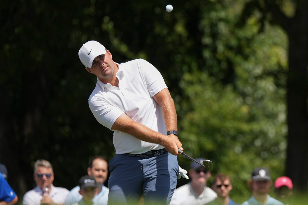 Chris Gotterup chips to the first green in the final round of the BMW Championship golf tournament, Sunday, Aug. 23, 2026, in St. Louis. (AP Photo/Jeff Roberson)