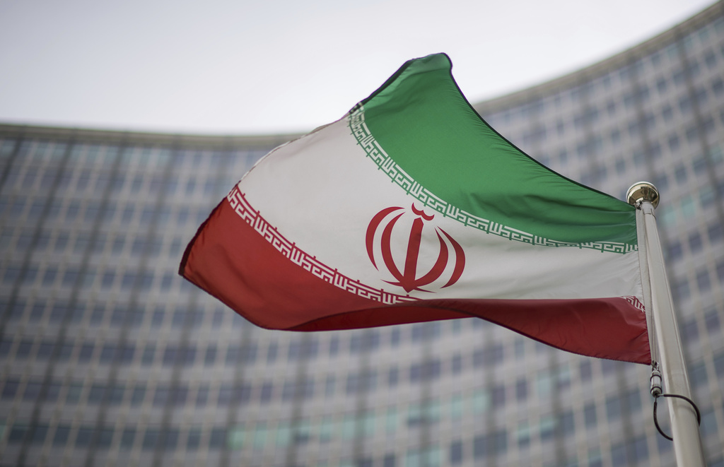 La bandera iraní frente a la sede del Organismo Internacional de Energía Atómica en Viena el 17 de diciembre del 2021. (AP foto/Michael Gruber)