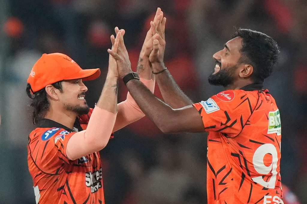 Sunrisers Hyderabad's Eshan Malinga, right, and Sunrisers Hyderabad's captain Ishan Kishan celebrates the wicket of Delhi Capitals' Nitish Rana during the Indian Premier League cricket match between Sunrisers Hyderabad and Delhi Capitals in Hyderabad, India, Tuesday, April 21, 2026. (AP Photo/Mahesh Kumar A.)