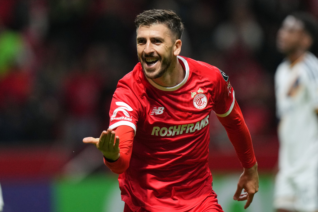 Paulinho of Mexico's Toluca celebrates scoring his side's 2nd goal against the United States' LA Galaxy during a CONCACAF Champions Cup quarterfinal first leg soccer match in Toluca, Mexico, Wednesday, April 8, 2026. (AP Photo/Fernando Llano)