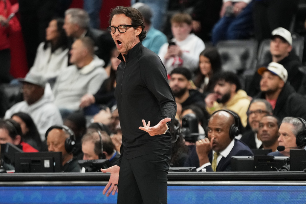 Atlanta Hawks head coach Quin Snyder reacts during the first half of an NBA basketball game against the Detroit Pistons, Monday, Dec. 1, 2025, in Detroit. (AP Photo/Ryan Sun)