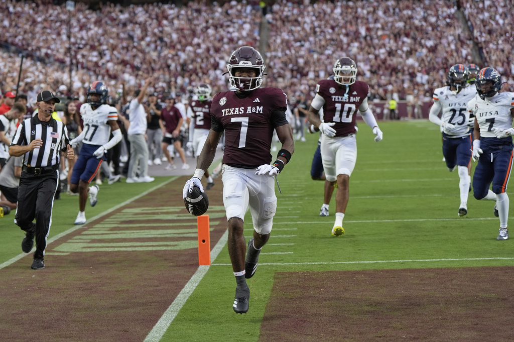 Texas A&M's KC Concepcion (7) returns a punt 80 yards for a touchdown against UTSA during the first half of an NCAA college football game Saturday, Aug. 30, 2025, in College Station, Texas. (AP Photo/David J. Phillip)