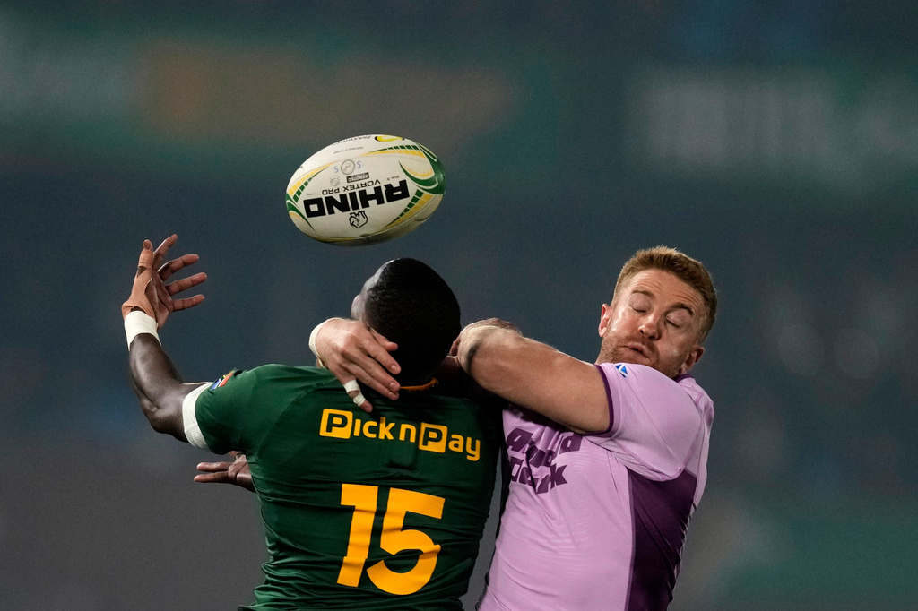 Scotland's Kyle Steyn, right, jumps for the ball with South Africa's Aphelele Fassi during the Nations Championship Test rugby match between South Africa and Scotland, in Pretoria, Saturday, July 11, 2026. (AP Photo/Themba Hadebe)