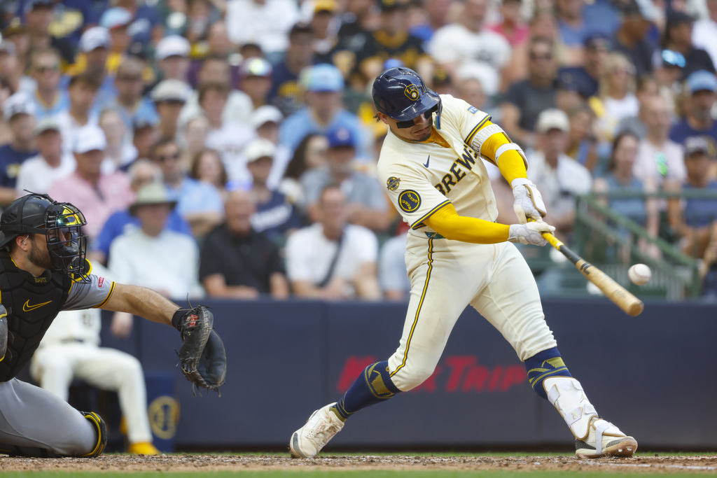 Milwaukee Brewers' William Contreras hits a two-run single against the Pittsburgh Pirates during the sixth inning of a baseball game, Wednesday, Aug. 13, 2025, in Milwaukee. (AP Photo/Jeffrey Phelps)