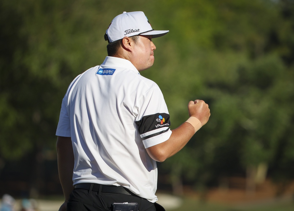 Sungjae Im pumps his fist after a birdie put on the 18th hole during the third round of the Valspar Championship golf tournament, Saturday, March 21, 2026, in Palm Harbor, Fla. (Chris Urso/Tampa Bay Times via AP)