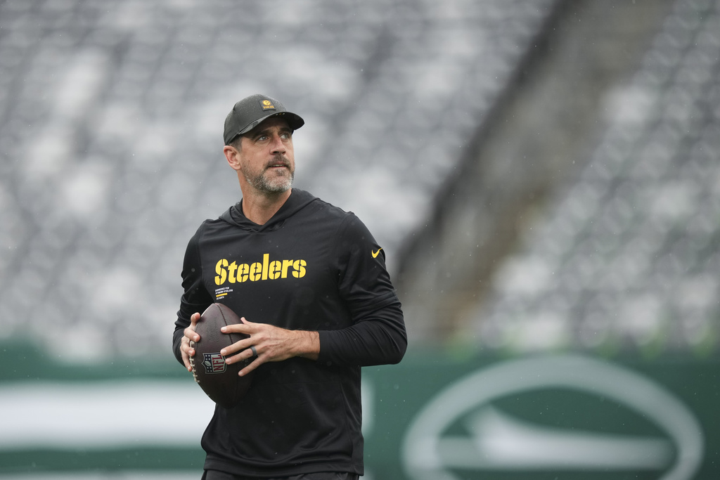 Pittsburgh Steelers quarterback Aaron Rodgers works out prior to an NFL football game against the New York Jets Sunday, Sept. 7, 2025, in East Rutherford, N.J. (AP Photo/Matt Slocum)