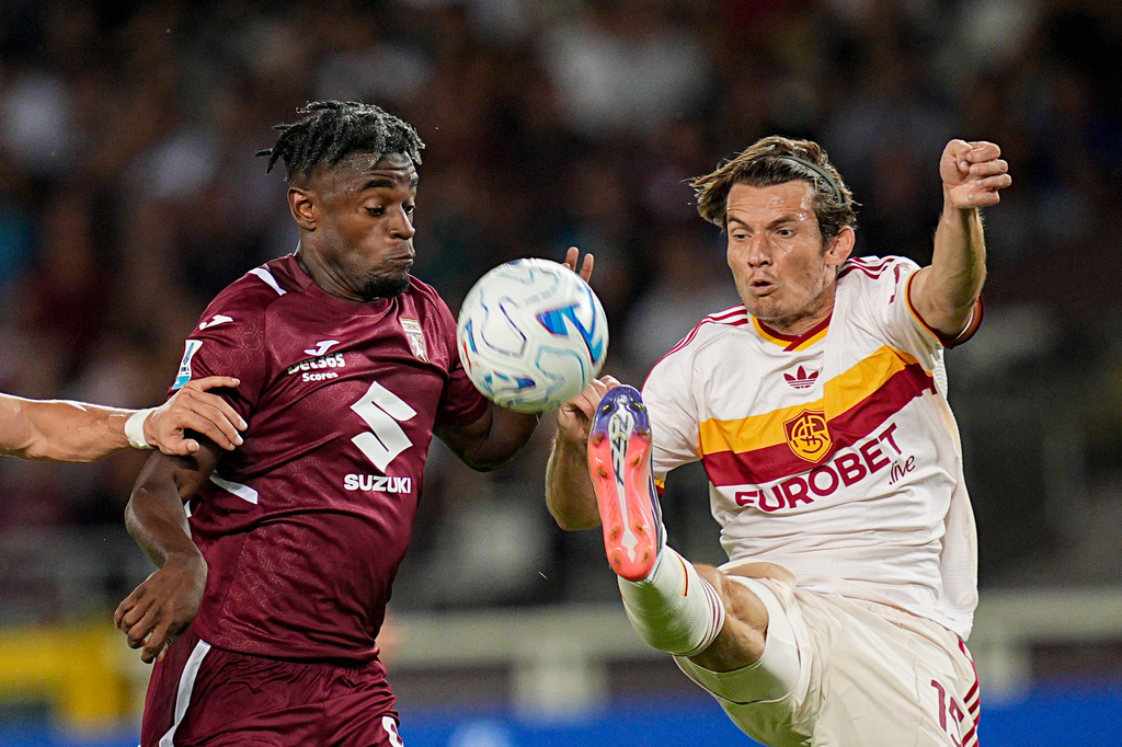 Roma's Marten De Roon, right, and Torino's Duvan Zapata challenge for the ball during the Serie A soccer match between FC Torino and AS Roma in Turin, Italy, Monday, Sept. 14, 2026. (Marco Alpozzi/LaPresse via AP)