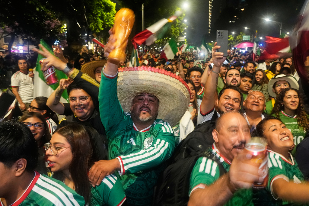 Mexican fans celebrate after beating South Korea during the World Cup Group A soccer match, at the Angel of Independence monument in Mexico City, Thursday, June 18, 2026. (AP Photo/Marco Ugarte)