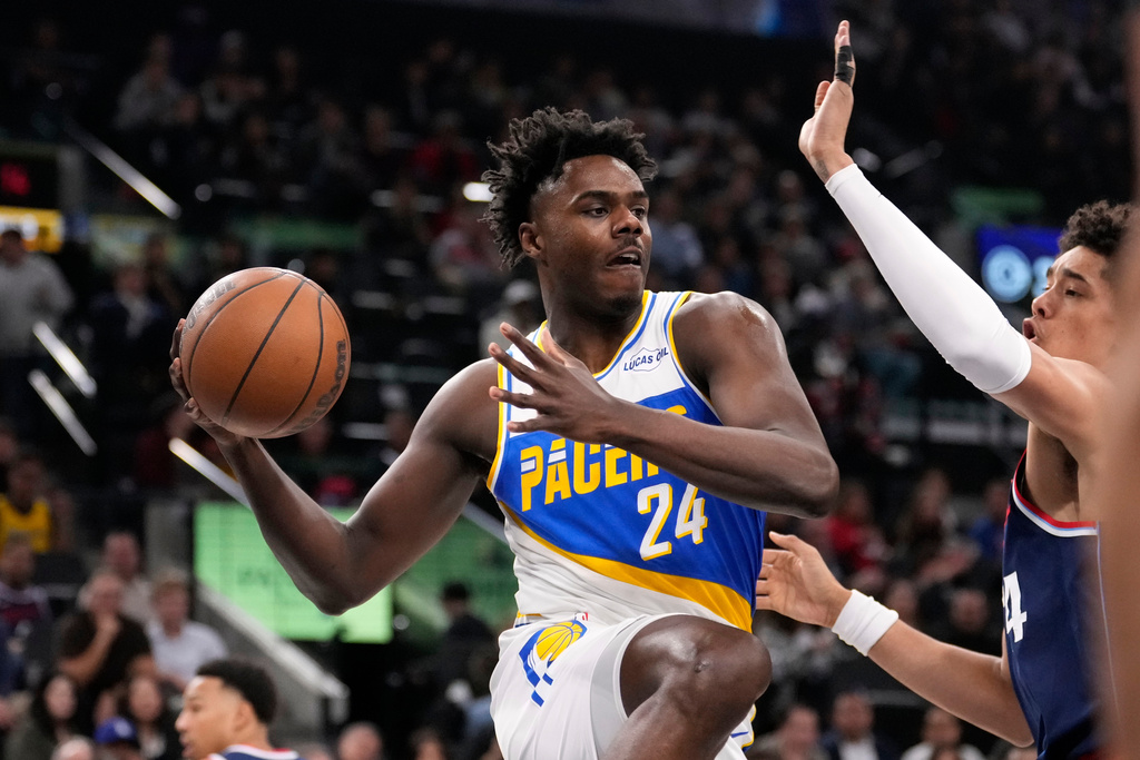 Indiana Pacers guard Kobe Brown, left, passes while under pressure from Los Angeles Clippers center Yanic Konan Niederhauser during the first half of an NBA basketball game Wednesday, March 4, 2026, in Inglewood, Calif. (AP Photo/Mark J. Terrill)
