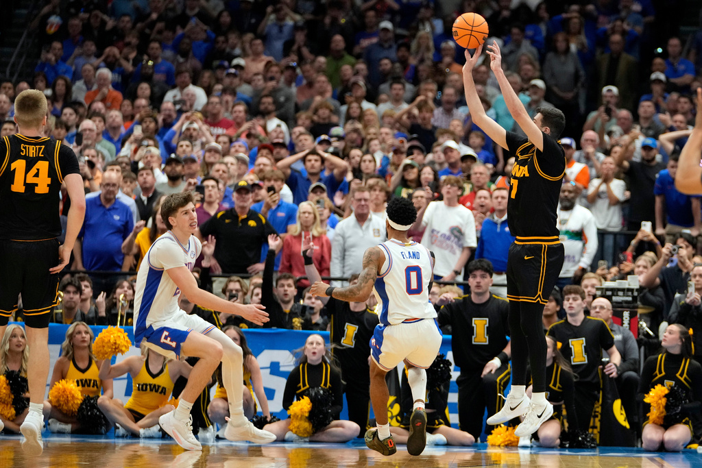 Iowa forward Alvaro Folgueiras (7) puts up a three point shot against Florida during the second half in the second round of the NCAA college basketball tournament Sunday, March 22, 2026, in Tampa, Fla. (AP Photo/Chris O'Meara)