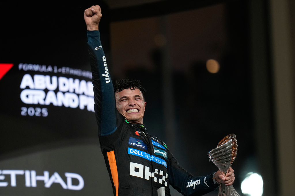 El británico Lando Norris de McLaren celebra el campeonato de la Fórmula Uno al final del Gran Premio de Abu Dabi el domingo 7 de diciembre del 2025. (AP Foto/Darko Bandic)