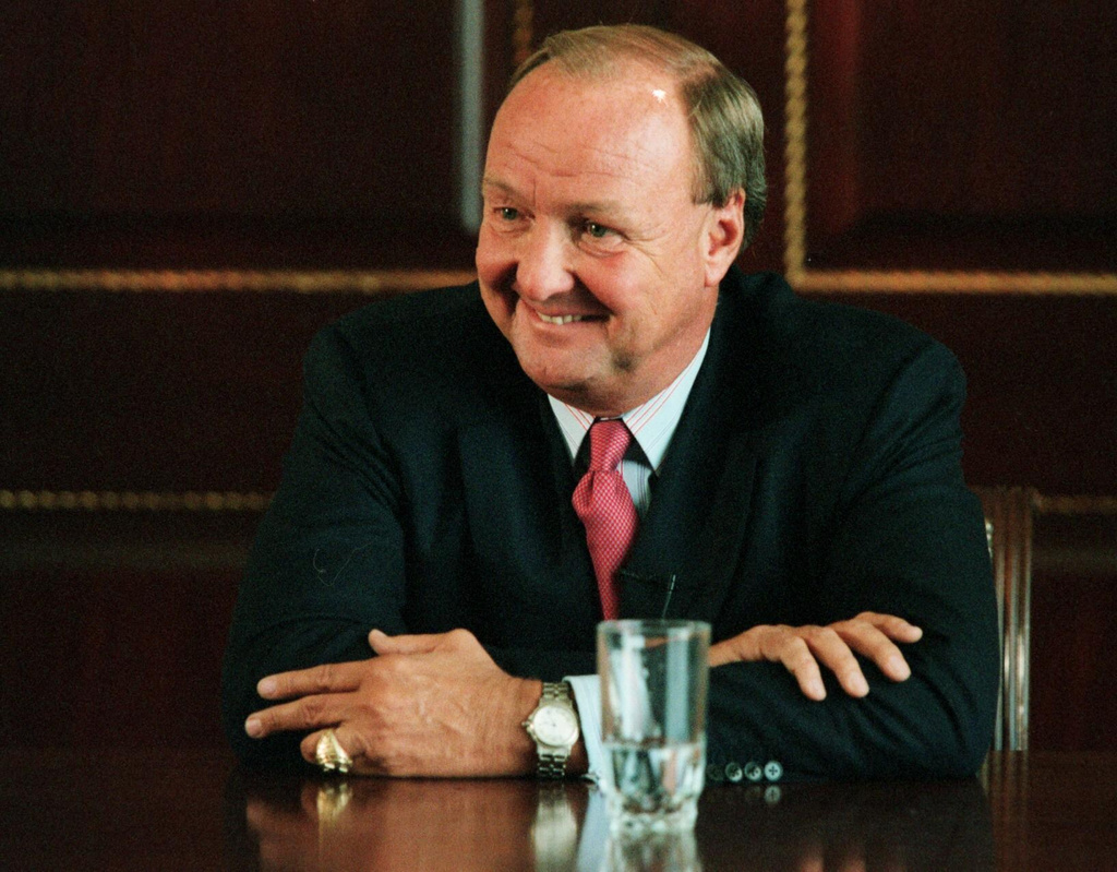 Sports owner Tom Hicks, left, talks at a TXCN taping of a roundtable discussion about his Rangers, Stars, and dealing with University of Texas athletics, at his office, April 23, 2003, in Dallas. (Helen Jau/The Dallas Morning News via AP)