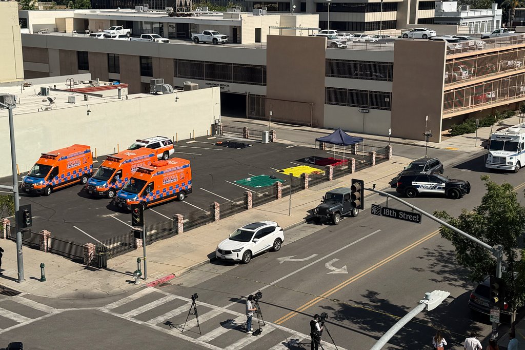 An overhead view shows police and media responding after a man barricaded himself inside a bank on Tuesday, June 2, 2026, in Bakersfield, Calif. (Jacob, Dad’s Gone Live via AP)