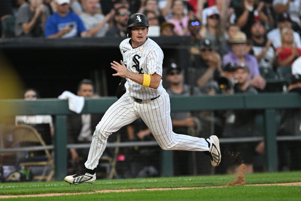 Chicago White Sox's Sam Antonacci runs home to score on a Munetaka Murakami single during the fifth inning of a baseball game against the Minnesota Twins, Sunday, Sept. 6, 2026, in Chicago. (AP Photo/Paul Beaty)