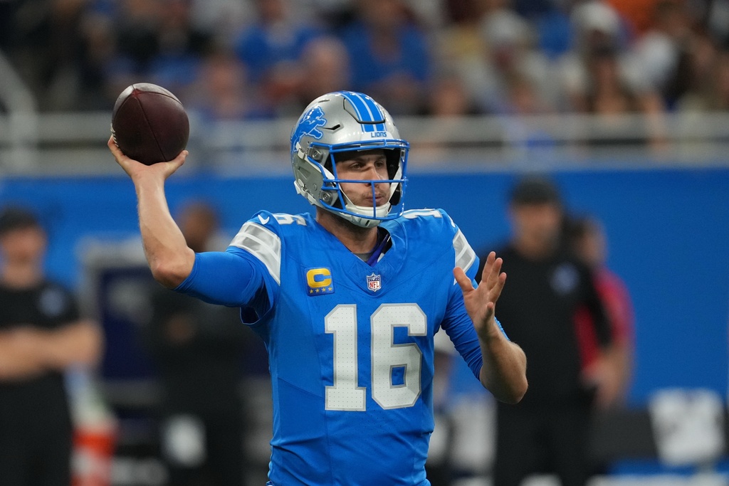 Detroit Lions quarterback Jared Goff (16) throws during the first half of an NFL football game against the Cleveland Browns, Sunday, Sept. 28, 2025, in Detroit. (AP Photo/Paul Sancya)